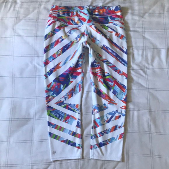 ATHLETA White Colorful Sonar Kaleidoscope Chevron Cropped Leggings Sz M - Picture 16 of 16